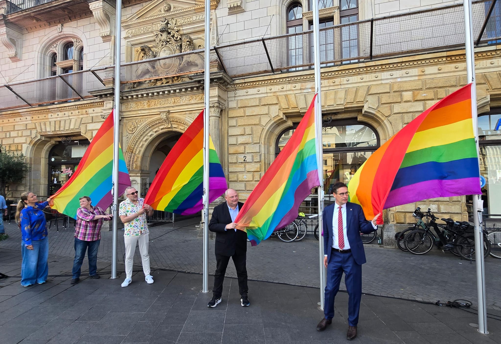 Regenbogenfahnen vor dem Stadthaus gehisst: Pride Weeks 2026 eröffnet